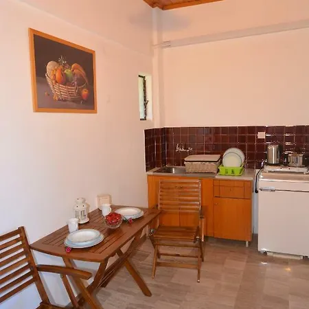 Alexandra Apartment *